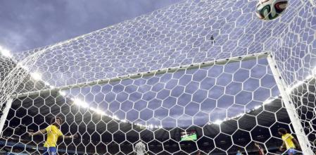 Marcelo ve como entra el balón del quinto gol alemán