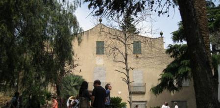 Vista de la masía y el jardín de Torre Garcini, durante las puertas abiertas de mayo de 2014
