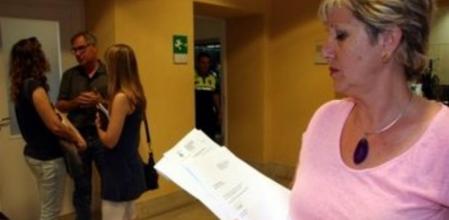 La concejala Montse Gassull en primer término, con el portavoz del grupo municipal de ERC en el Ayuntamiento de Torredembarra, Eduard Rovira, al fondo