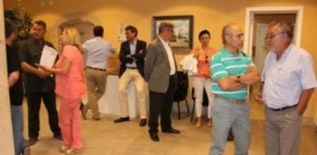 Representantes de todos los grupos políticos, reunidos en el Ayuntamiento de Torredembarra, con Enric Grangel, nuevo alcalde accidental, a la derecha de la imagen