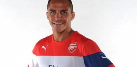 Alexis Sánchez ya ha posado con la camiseta del Arsenal