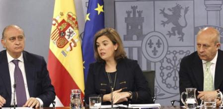 El ministro del Interior, Jorge Fernández Díaz (i), la vicepresidenta del Gobierno, Soraya Sáenz de Santamaría, y el ministro de Educación, Cultura y Deporte, José Ignacio Wert, durante la rueda de prensa posterior al ConsejodeMinistros donde han aprobado el proyecto de ley de Seguridad Ciudadana, que será remitido a las Cortes para su tramitación parlamentaria