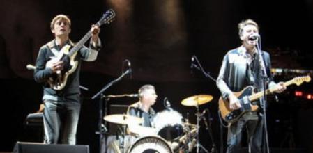 El líder de la banda escocesa Franz Ferdinand, Alex Kapranos (d), el batería Paul Robert Nester Thomson y el guitarra Nick McCarthy, durante su actuación en la primera jornada del Festival rock BBK Live