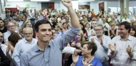 Pedro Sánchez (i), participa en un acto con militantes, esta tarde en la sede de UGT de Valencia