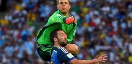 Neuer e HIguaín chocan al luchar por un balón
