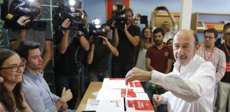 Alfredo Pérez Rubalcaba, votando en la Agrupación Socialista de Majadahonda