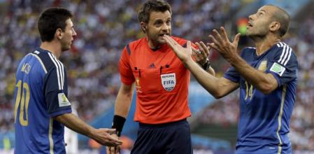 Mascherano y Lionel Messi discuten con el árbitro