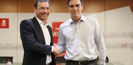 Pedro Sánchez con Tomás Gómez en la sede del Psoe