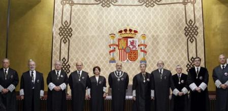 El presidente del Tribunal Constitucional, Francisco Pérez de los Cobos, posa junto a los magistrados del Constitucional