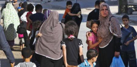 Una niña palestina llora mientras abandona su casa en la ciudad de Gaza después de que Israel advirtiera a la población que abandonaran la zona