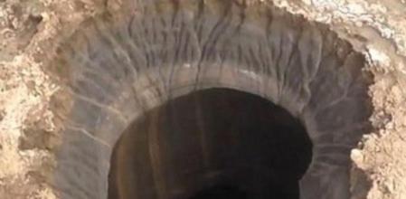 Imagen del espectacular foso hallado en Siberia