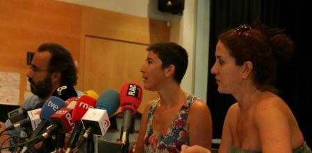 Elvi Mármol, Mariona Aspachs y Raúl García Barroso, durante la rueda de prensa en la que han anunciado que pedirán la imputación de los 44 ediles.