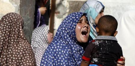 Una familiar de los niños palestinos que han muerto en el ataque de la marina israelí lamentándose