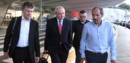 El mediador británico Jonathan Powell (i) y el dirigente del Sinn Féin Martin McGuinness (c), con el miembro de Lokarri Paul Ríos (d)