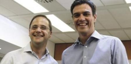 El ganador de la consulta a la Secretaría General del PSOE, PedroSánchez (d), estrecha la mano del secretario general del PSOE riojano, César Luena (i), durante el encuentro que han mantenido hoy en Ferraz, dentro de su ronda de contactos con los dirigentes territoriales del partido.
