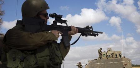 Un soldado israelí en la frontera con Gaza