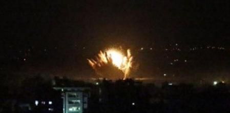 Un misil israelí explota sobre Gaza tras el inicio de la operación terrestre sobre la franja
