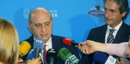 El ministro de Interior, Jorge FernándezDíaz (i), junto al alcalde de Santander, Iñigo de la Serna, realiza declaraciones a la prensa.