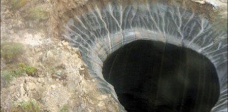 El misterioso foso de Siberia mide unos 70 metros de profundidad y tiene un lago helado en el fondo
