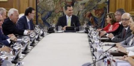 El rey presidió hoy por vez primera una reunión del Consejo de Ministros, celebrada en el Palacio de la Zarzuela con carácter deliberante y que será previa a la que ya con carácter decisorio mantendrá el Ejecutivo de Mariano Rajoy en la Moncloa y en la que se aprobará el anteproyecto de ley de Mutuas. En la imagen, Felipe VI flanqueado por el presidente del Gobierno, Mariano Rajoy (4i), la vicepresidenta, Soraya Sáenz de Santamaría (5d) y los miembros del Ejecutivo de Mariano Rajoy.