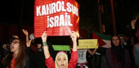 Una chica con un cartel de 