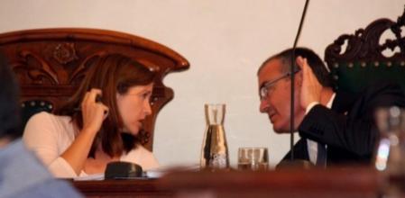 La teniente de alcalde, Alícia Alegret, y el alcalde Carles Pellicer, conversando durante un pleno anterior
