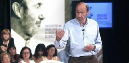 El secretario general del PSOE, Alfredo Pérez Rubalcaba, durante su intervención en el acto en el que ha recibido un homenaje de su partido por su compromiso con la igualdad, hoy en el Círculo de Bellas Artes.