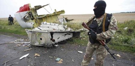 Un soldado prorruso observa los restos del avión malasio derribado en Ucrania