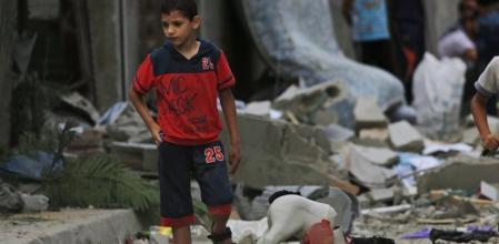 Un niño camina por las desoladas calles del barrio de Beit Lahiya, situado al norte de Gaza