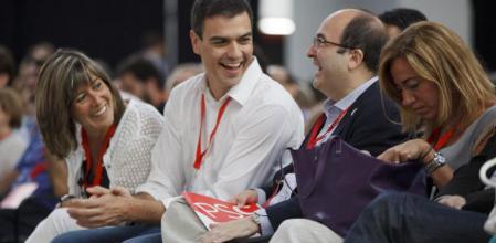 Pedro Sánchez e Iceta sonríen durante el congreso extraordinario del PSC.