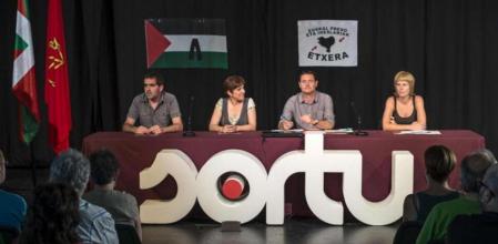 El presidente de Sortu, Hasier Arraiz (segundo por la derecha), en la escuela de verano de su formación celebrada en la localidad vizcaína de Durango