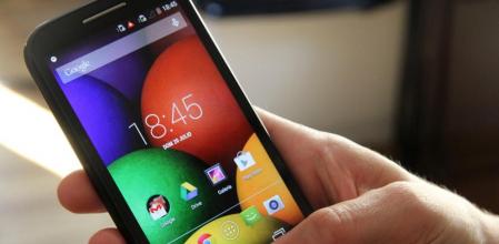 El Moto E tiene una pantalla de 4,3 pulgadas con menor resolución que la del Moto G
