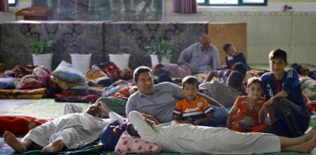Ciudadanos de la ciudad iraquí de Mosul, refugiados en un polideportivo