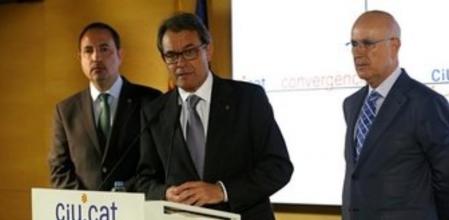 El presidente de la Generalitat, Artur Mas(c), acompañado de Josep Antoni DuranLleida(d) y el conseller de Interior y nuevo secretario general de la federación nacionalista, Ramon Espadaler(i), durante la rueda de prensa conjunta posterior a la reunión de la comisión ejecutiva nacional de la federación de CiU, donde Duran ha confirmado el abandono de la secretaría general de CiU y se ha nombrado a Espadaler, nuevo secretario general.