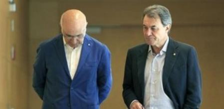 El presidente catalán, Artur Mas (i), y el secretario general de CiU, Josep Antoni Duran Lleida (d), conversan momentos antes de participar en el acto de proclamación de Xavier Trias como candidato a la alcaldía de Barcelona en las elecciones municipales de 2015.