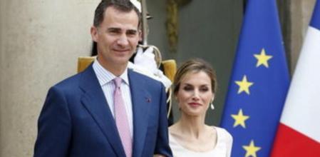 Los Reyes de España, Felipe VI (izda) y Letizia, salen del Palacio del Elíseo tras ser recibidos por el presidente francés, Fraçois Hollande