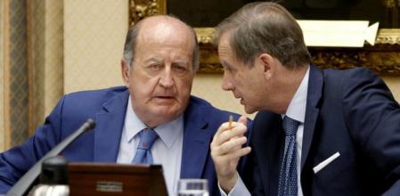 El presidente de la Comisión de Cultura del Congreso de los Diputados, Juan Manuel Albendea (i), durante la reunión de este órgano parlamentario que aprueba el proyecto de ley de reforma de la Ley de Propiedad Intelectual