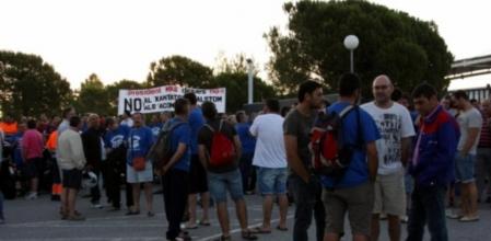 Los empleados se han concentrado con pancartas en contra del ERE en las puertas de la fábrica.