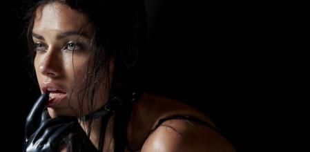 Adriana Lima ficha por segundo año consecutivo para el calendario Pirelli, donde posa con su faceta más sensual para la edición de 2015