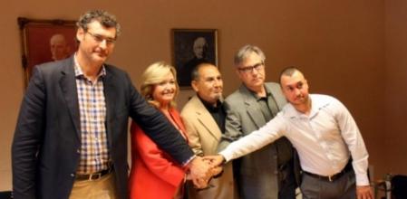 De izquierda a derecha, Pere Font (CiU), Núria Gómez (PP), Jordi Solé (PSC), Eduard Rovira (ERC) y Juan Velasco (ADT), representantes de los grupos que han firmado el pacto