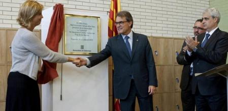 El presidente de la Generalitat, Artur Mas, estrecha la mano de la alcaldesa de Figueres, Marta Felip, durante la inauguración oficial hoy del nuevo centro penitenciario Puig de les Basses