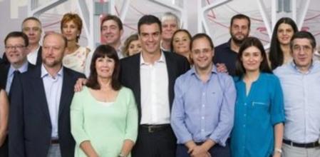 El secretario general del PSOE, PedroSánchez (c), la presidenta del partido socialista, Micaela Navarro (3i-abajo), y el secretario de Organización, César Luena (3d-abajo), posan para la foto de familia junto a la nueva Ejecutiva Federal del PSOE, elegida en el congreso extraordinario que el partido ha celebrado este fin de semana, momentos después de celebrarse su primera reunión hoy en la calle Ferraz.