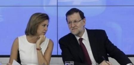 El presidente del Gobierno y del PP, Mariano Rajoy, junto a la secretaria general, María Dolores de Cospedal, durante la última reunión del Comité Ejecutivo del partido antes de las vacaciones de verano, horas antes de reunirse con el nuevo líder del PSOE, Pedro Sánchez, y en vísperas del encuentro que mantendrá, el miércoles, con el presidente catalán, Artur Mas.