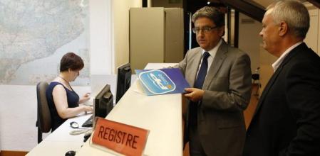 Los portavoces del PPC en el Parlament, Enric Millo y Santi Rodríguez, entregan en el Parlament una propuesta para crear una comisión de investigación sobre el expresidente catalán Jordi Pujol