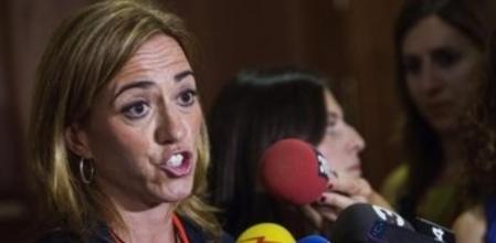 La exministra Carmen Chacón realiza declaraciones a los periodistas.