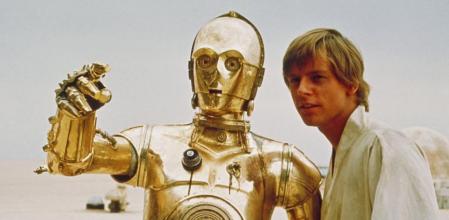 C3PO y Luke Skywalker en un fotograma de 'Star Wars'.