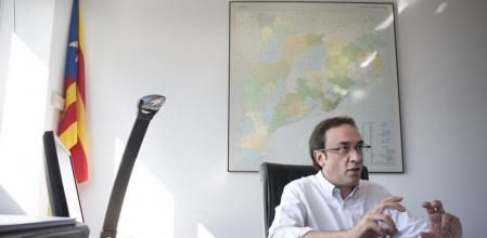 Josep Rull es entrevistado en su despacho