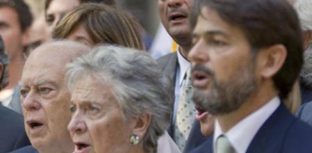 Oriol Pujol con su madre, Marta Ferrusola (c), junto al expresidente de la Generalitat, Jordi Pujol durante la celebración de la ofrenda floral en el monumento a Rafael Casanova (2011)