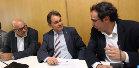 El presidente de la Generalitat y líder de CiU, Artur Mas junto a Josep Rull (d) y Lluís M. Corominas (i)