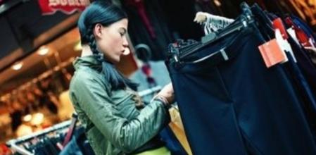 Una mujer comprando ropa